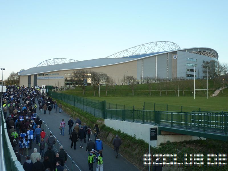 Brighton & Hove Albion - Reading FC, Amex Community Stadium, Championship, 10.04.2012 - Vom Bahnhof aus kommend