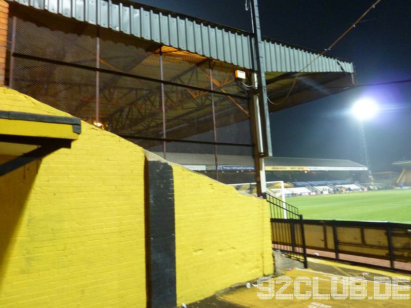 Abbey Stadium - Cambridge United, Vorne North Stand, dahinter Main Stand