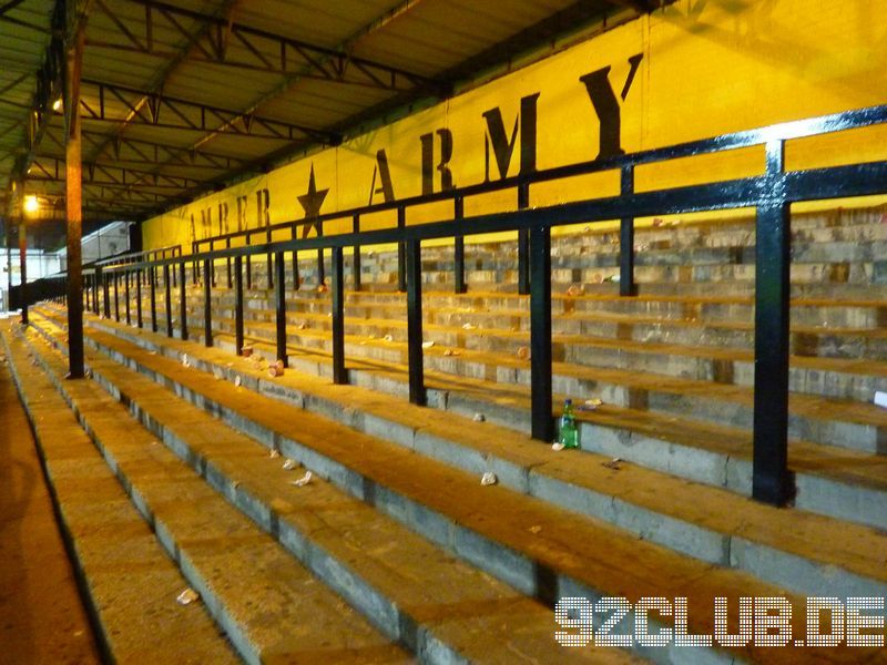 Abbey Stadium - Cambridge United, North Stand - Schöne Terrace mit Fanart an der Wand