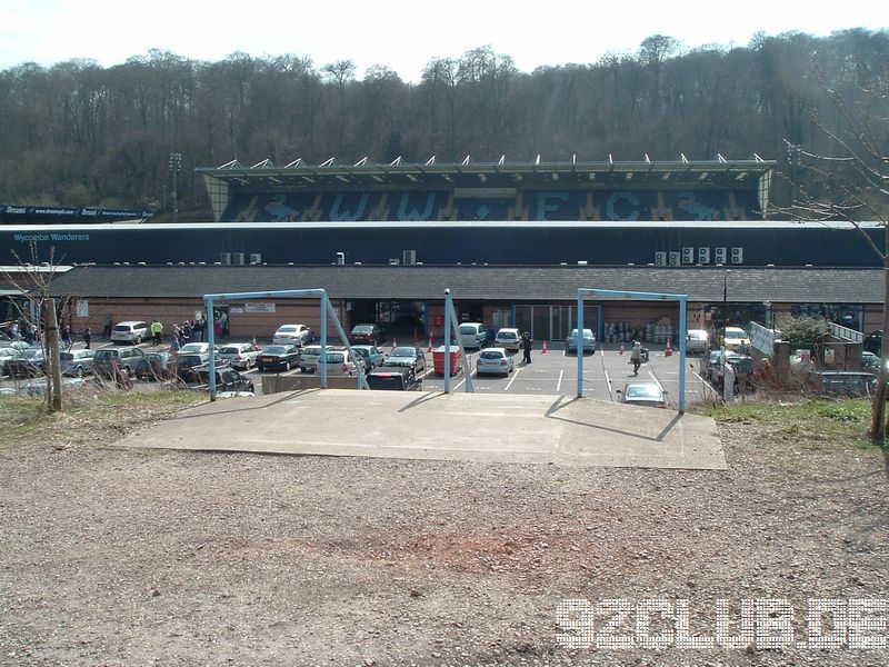 Adams Park - Wycombe Wanderers, Der Frank Adams Stand erhebt sich hinter dem Stadionareal