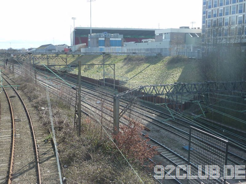 Alexandra Stadium - Crewe Alexandra, Der Ground direkt am Bahnhof - logisch bei einem Eisenbahnerklub